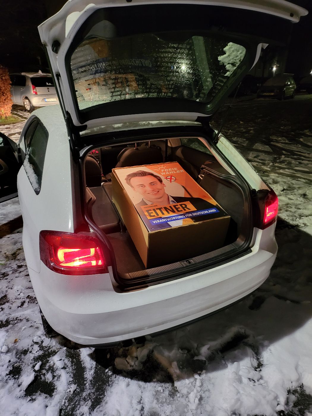 Wahlplakate im Kofferraum